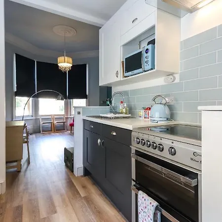 Bright Modern Two Bed With Parking *