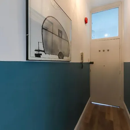 Bright Modern Two Bed With Parking *