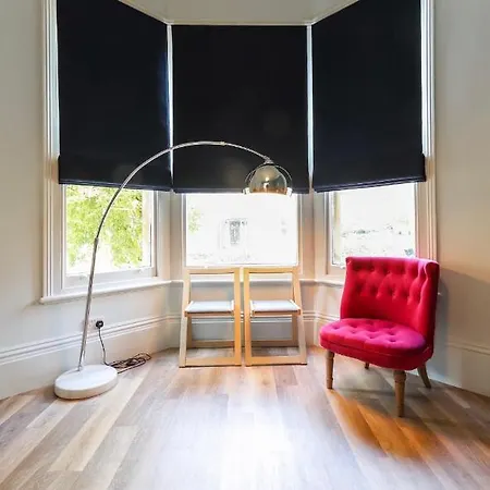 Bright Modern Two Bed With Parking Апартаменты *