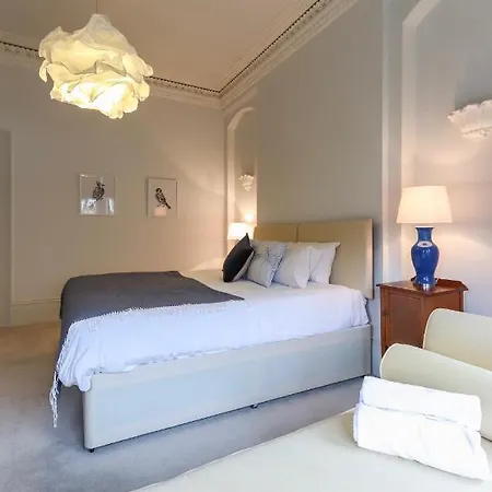 Bright Modern Two Bed With Parking Бристоль