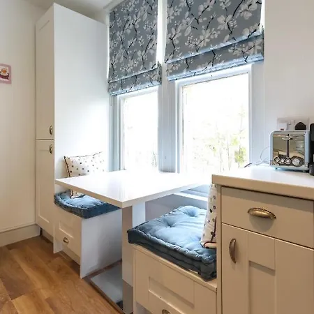 Bright Modern Two Bed With Parking Appartement