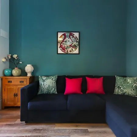 Апартаменты Bright Modern Two Bed With Parking *