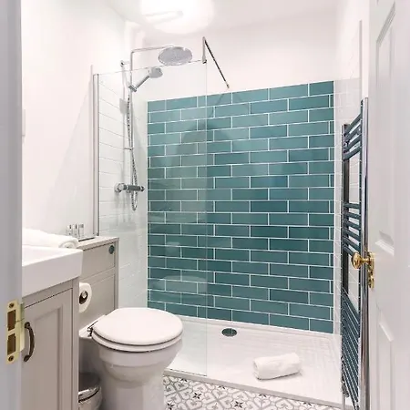 Bright Modern Two Bed With Parking Апартаменты *