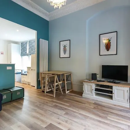 Bright Modern Two Bed With Parking Бристоль