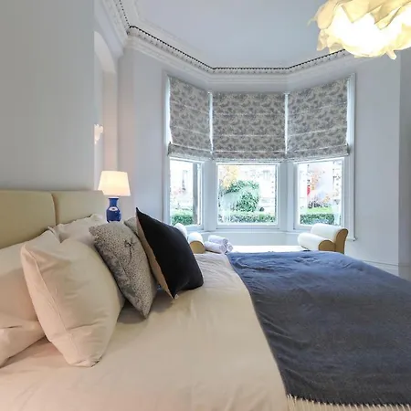 Bright Modern Two Bed With Parking *