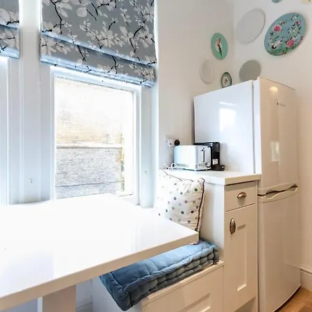 Bright Modern Two Bed With Parking Апартаменты *
