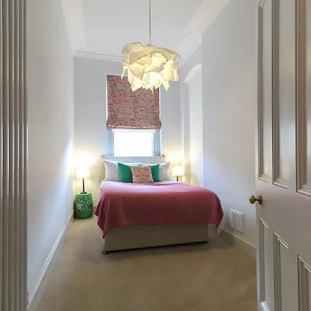 Апартаменты Bright Modern Two Bed With Parking
